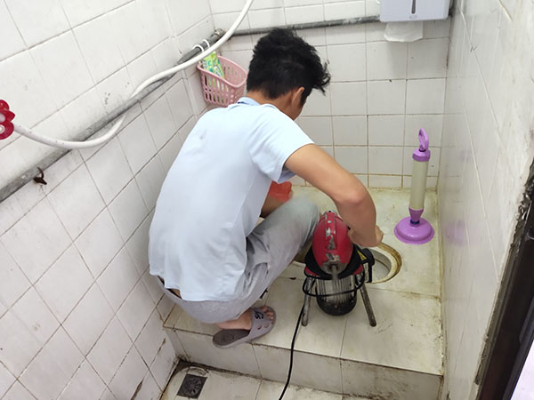 额济纳肥皂掉到马桶里把马桶堵住了怎么办？马桶堵住了怎么办