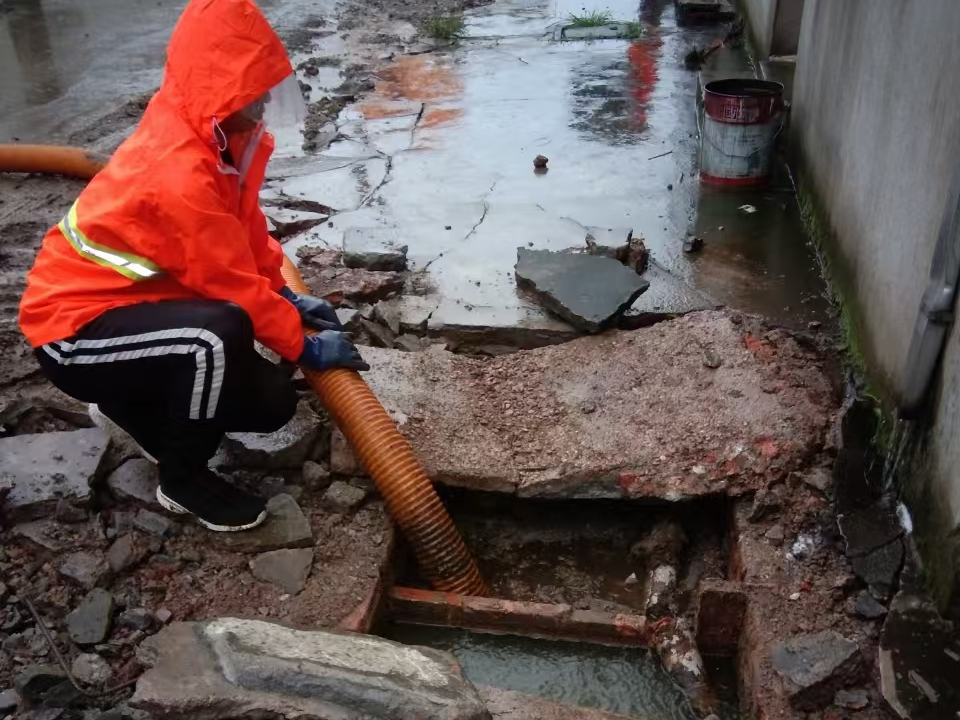 额济纳专业清理污水池 炜誉市政以规范流程守护城市 “肠道”