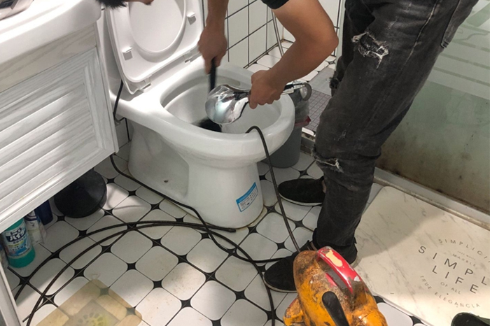 额济纳马桶堵塞自己疏通还是找师傅？专业上门服务让你省时更省心